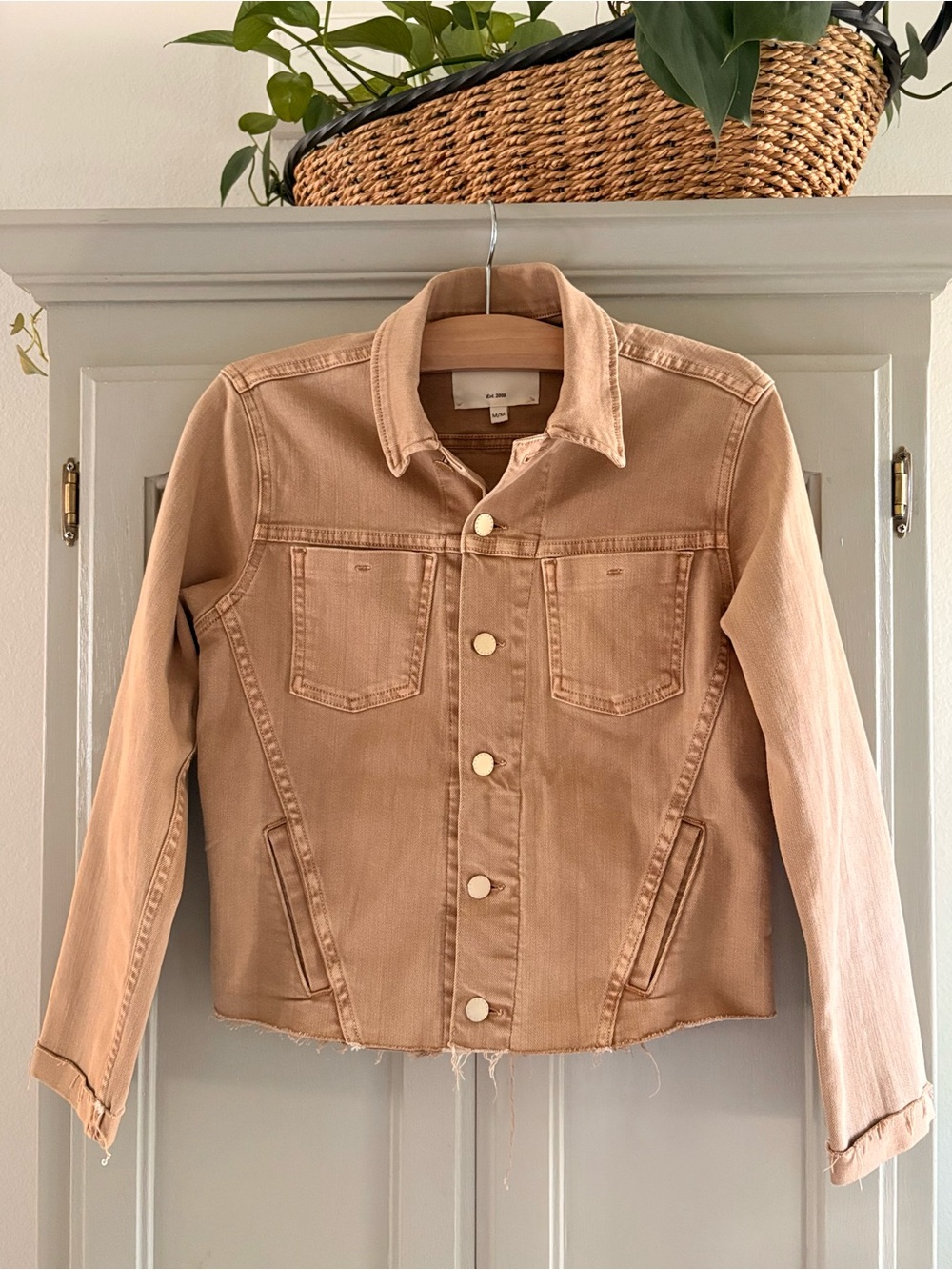 L'AGENCE Janelle Cropped Raw Hem Denim Slim Fit Jacket in Dark Caramel - Medium